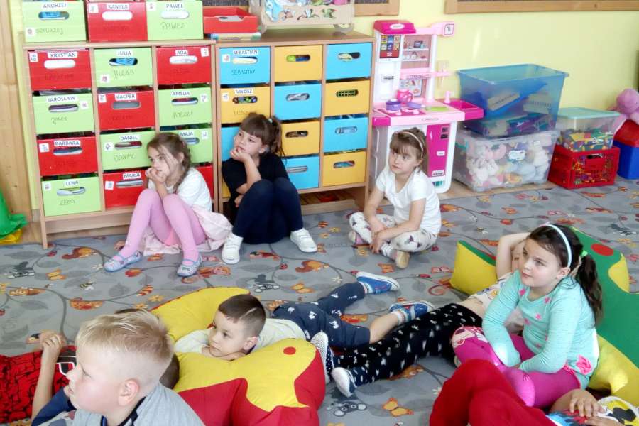 Oglądanie filmów multimedialnych nt. bezpieczeństwa