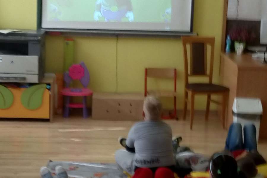 Oglądanie filmów multimedialnych nt. bezpieczeństwa