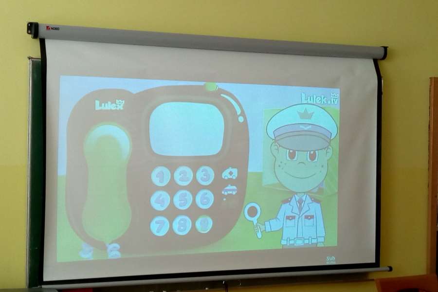 Oglądanie filmów multimedialnych nt. bezpieczeństwa