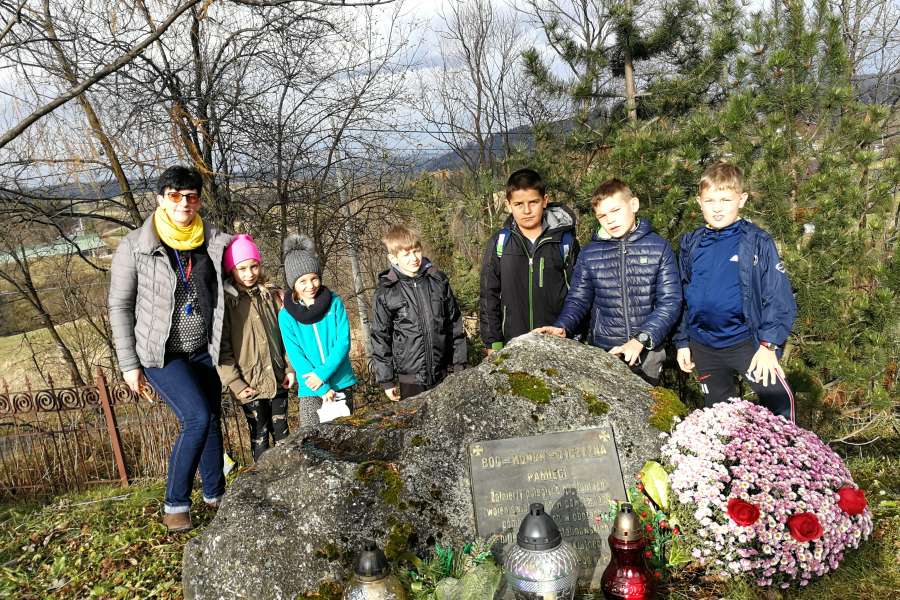 Symboliczna mogila poległych żołnierzy walczących o wolność i niepodległość Polski