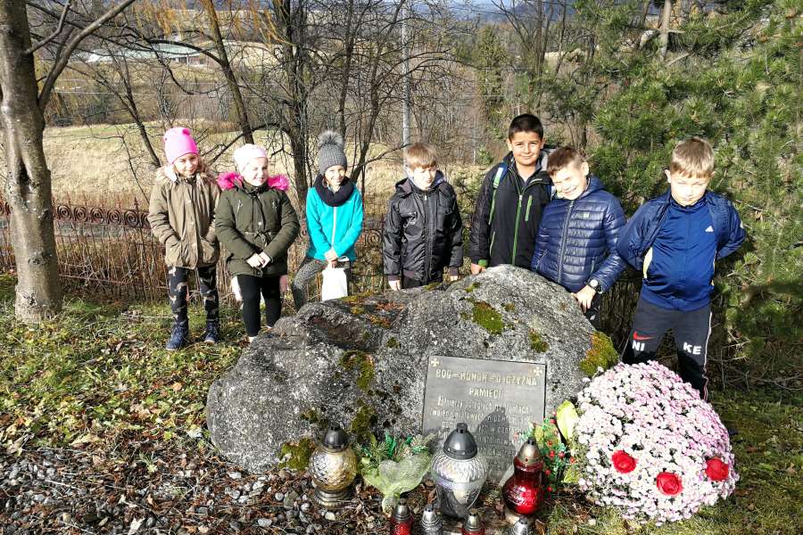Symboliczna mogila poległych żołnierzy walczących o wolność i niepodległość Polski