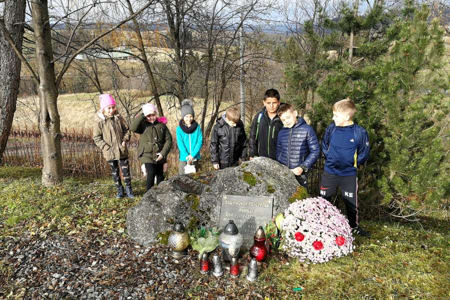 Symboliczna mogila poległych żołnierzy walczących o wolność i niepodległość Polski