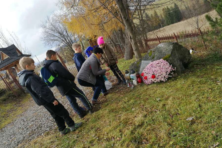 Symboliczna mogila poległych żołnierzy walczących o wolność i niepodległość Polski