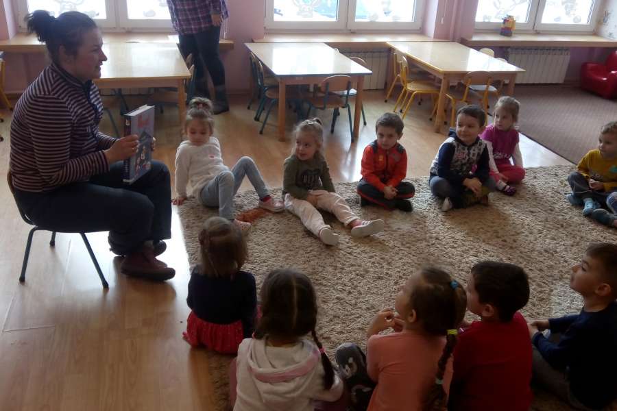 Rodzice czytają dzieciom