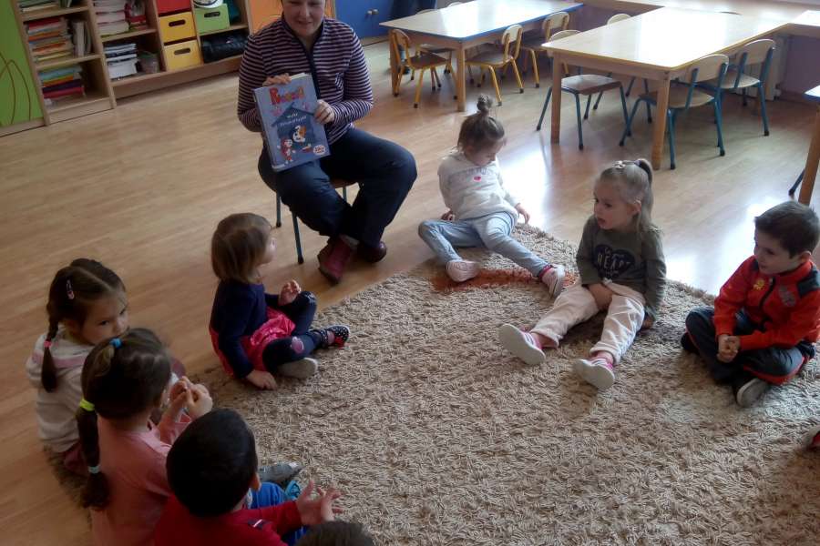 Rodzice czytają dzieciom