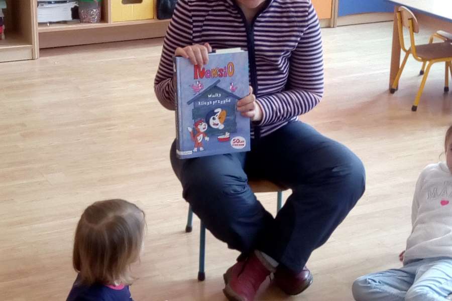 Rodzice czytają dzieciom