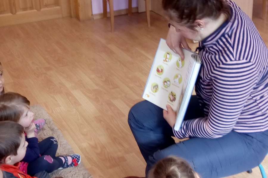 Rodzice czytają dzieciom