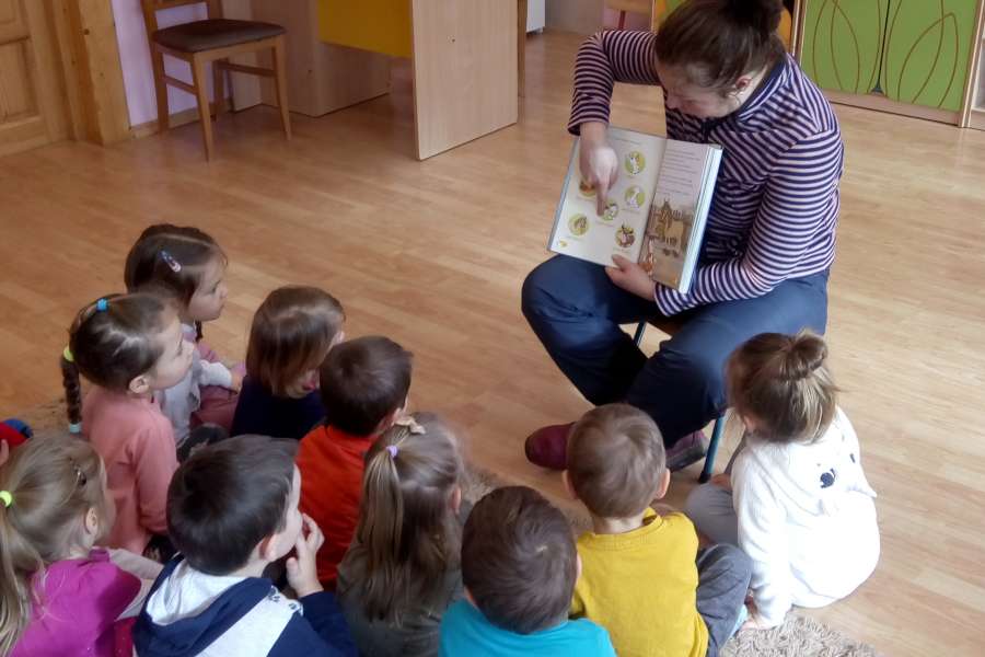 Rodzice czytają dzieciom