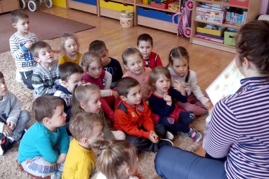 Rodzice czytają dzieciom