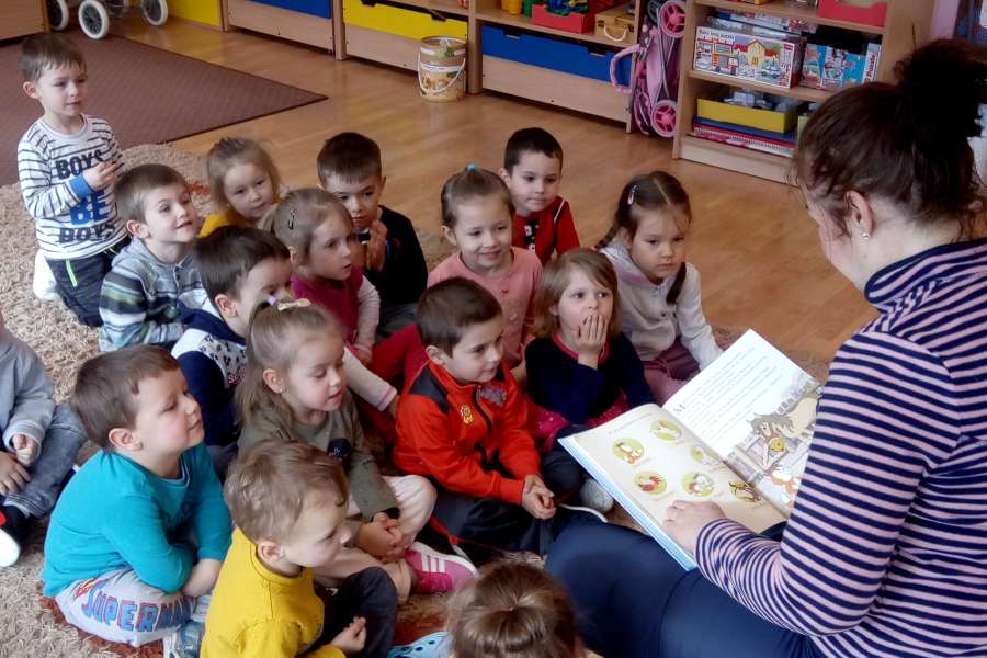 Rodzice czytają dzieciom