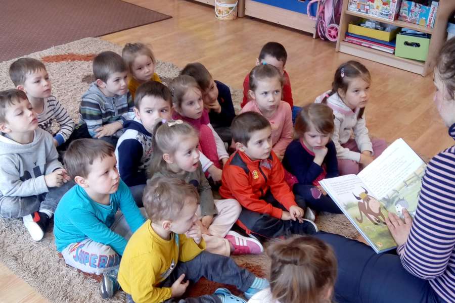 Rodzice czytają dzieciom