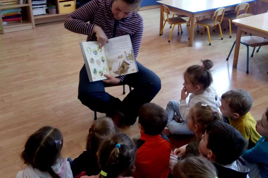 Rodzice czytają dzieciom