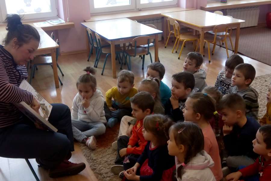 Rodzice czytają dzieciom