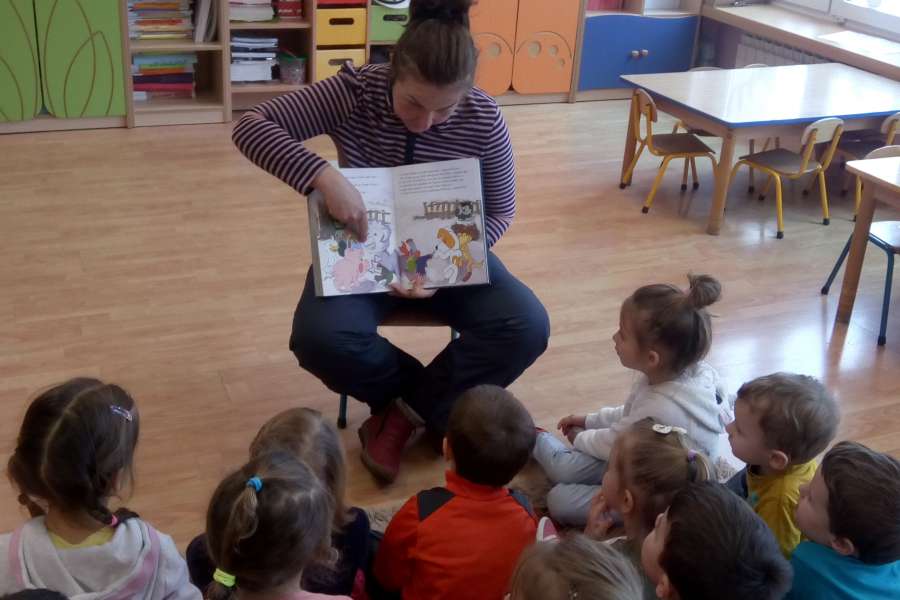 Rodzice czytają dzieciom