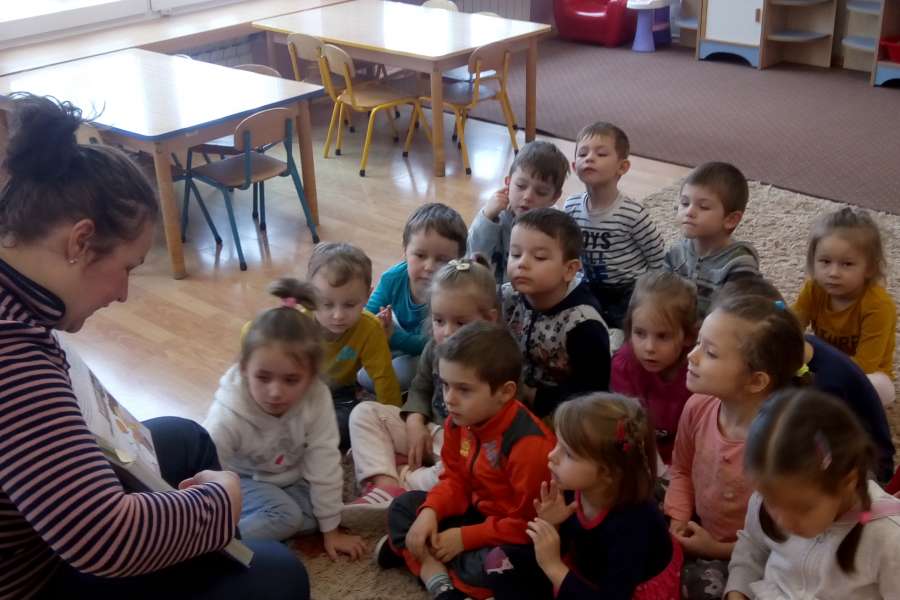 Rodzice czytają dzieciom