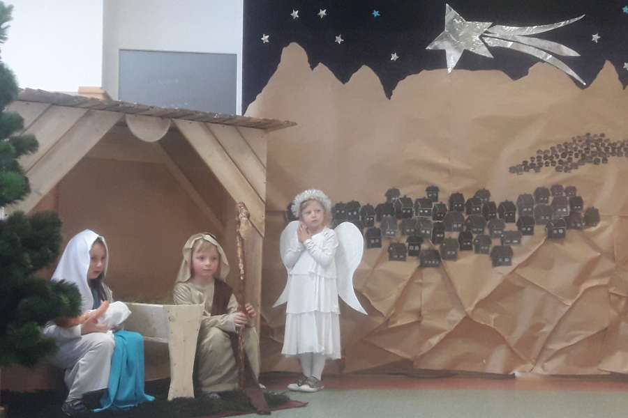 Jasełka w wykonaniu Krasnoludków i Smerfów