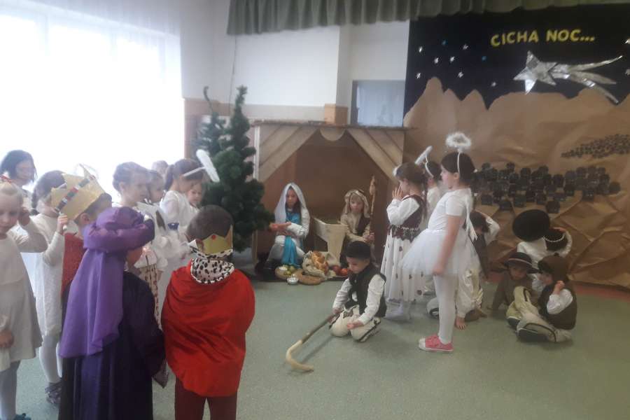 Jasełka w wykonaniu Krasnoludków i Smerfów