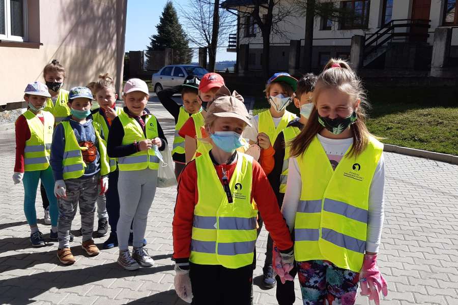 UDZIAŁ UCZNIÓW KLAS 1-3 W AKCJI „ŚMIECI TO TEMAT PODNIOSŁY”