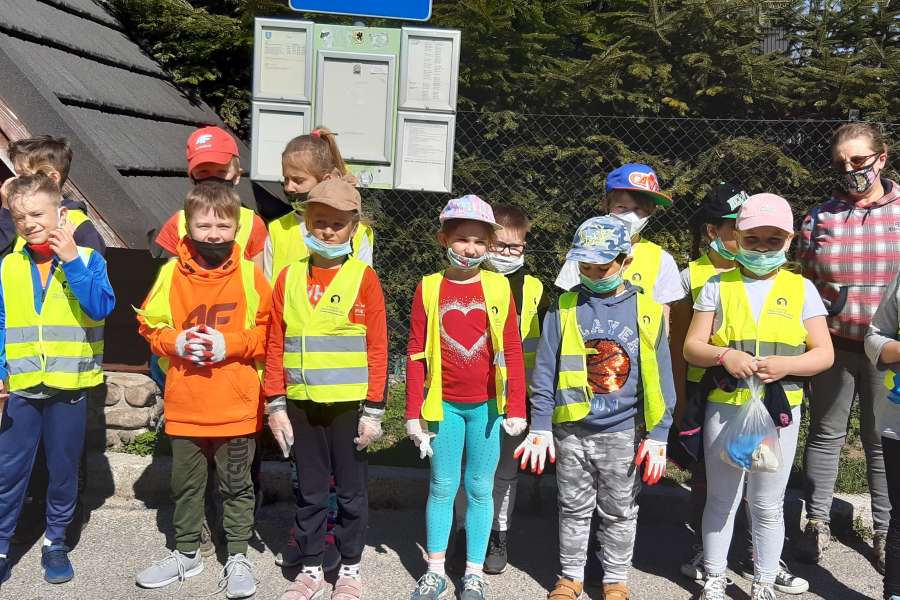 UDZIAŁ UCZNIÓW KLAS 1-3 W AKCJI „ŚMIECI TO TEMAT PODNIOSŁY”