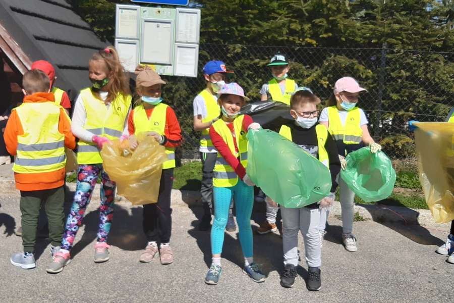 UDZIAŁ UCZNIÓW KLAS 1-3 W AKCJI „ŚMIECI TO TEMAT PODNIOSŁY”