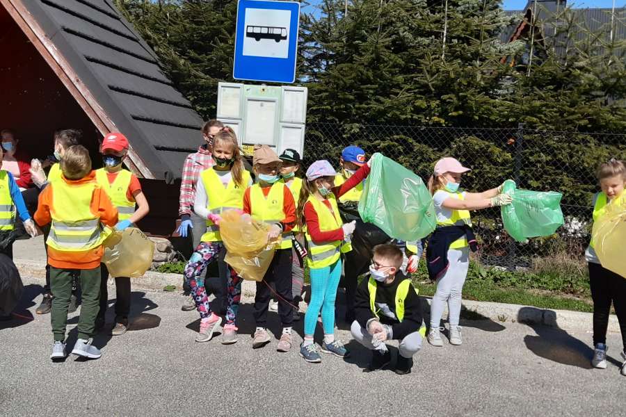 UDZIAŁ UCZNIÓW KLAS 1-3 W AKCJI „ŚMIECI TO TEMAT PODNIOSŁY”