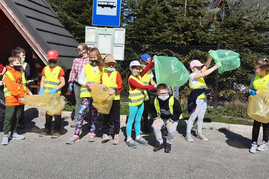 UDZIAŁ UCZNIÓW KLAS 1-3 W AKCJI „ŚMIECI TO TEMAT PODNIOSŁY”