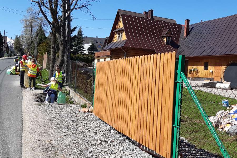 UDZIAŁ UCZNIÓW KLAS 1-3 W AKCJI „ŚMIECI TO TEMAT PODNIOSŁY”