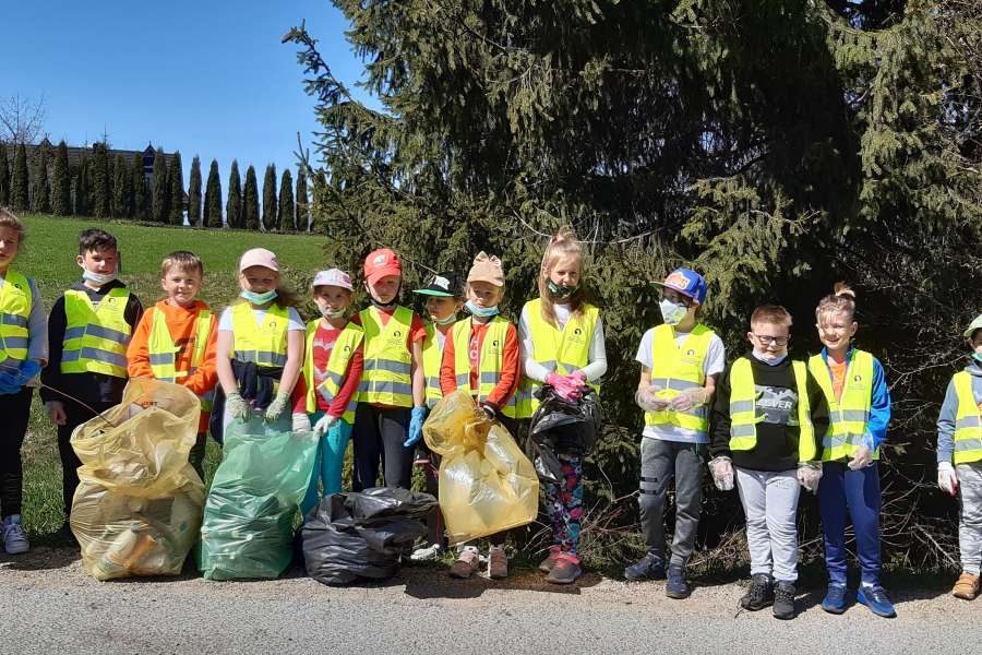 UDZIAŁ UCZNIÓW KLAS 1-3 W AKCJI „ŚMIECI TO TEMAT PODNIOSŁY”