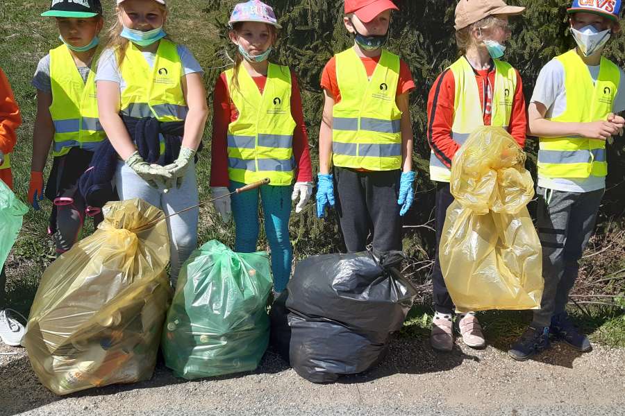 UDZIAŁ UCZNIÓW KLAS 1-3 W AKCJI „ŚMIECI TO TEMAT PODNIOSŁY”