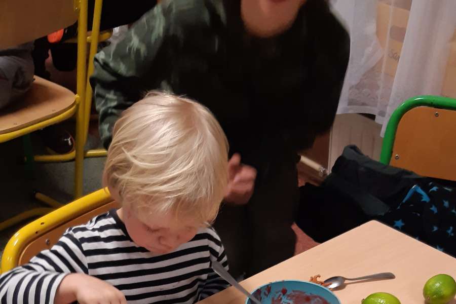 ZAJĘCIA „OWOCE ZDROWE I KOLOROWE” W KLASIE 3