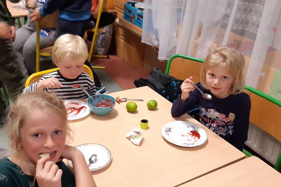 ZAJĘCIA „OWOCE ZDROWE I KOLOROWE” W KLASIE 3