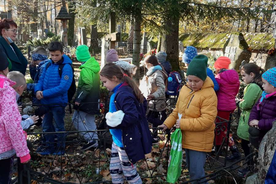 WYCIECZKA NA CMENTARZ KLAS 1 i 3