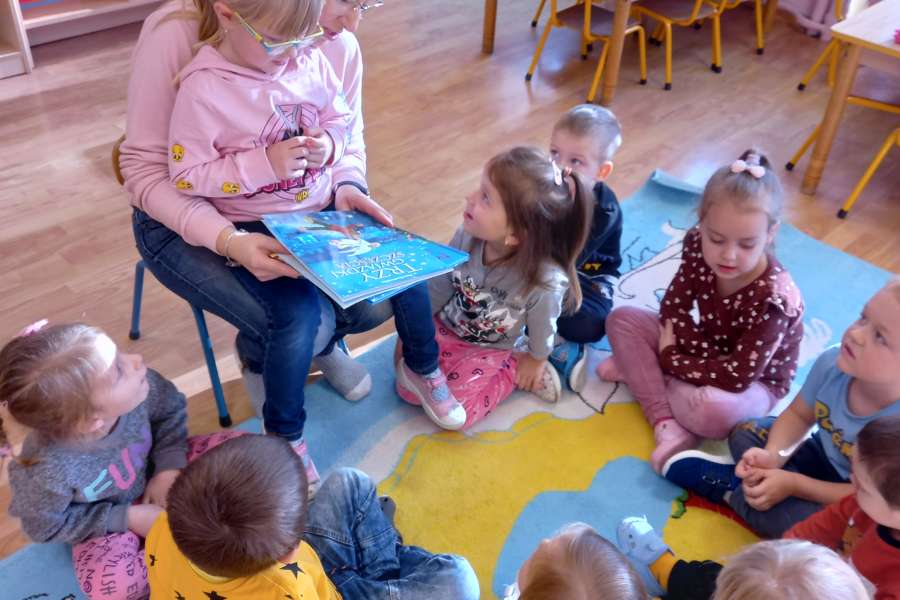 Czytanie_bajki_przez_mame_Roksanki-Grudzień
