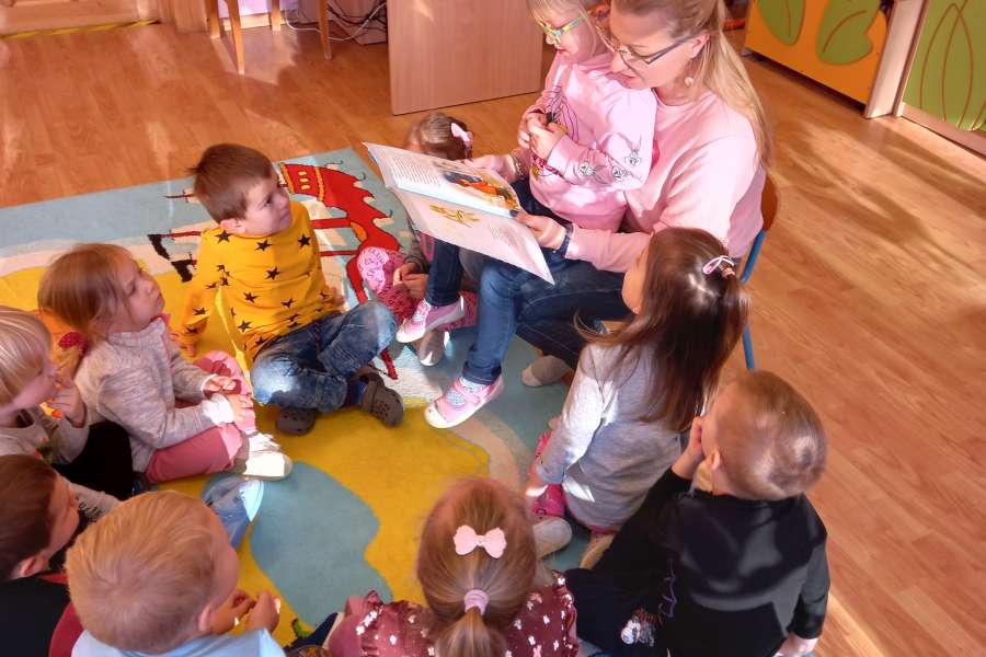 Czytanie_bajki_przez_mame_Roksanki-Grudzień