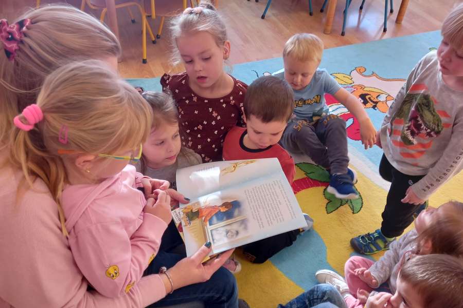 Czytanie_bajki_przez_mame_Roksanki-Grudzień