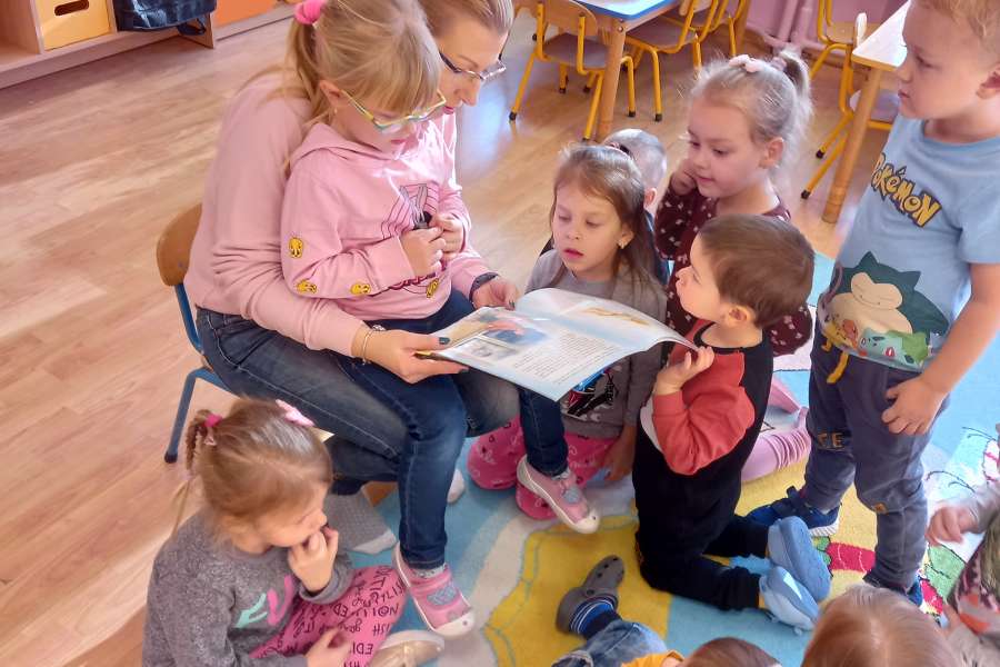 Czytanie_bajki_przez_mame_Roksanki-Grudzień