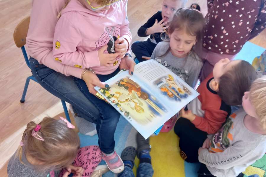 Czytanie_bajki_przez_mame_Roksanki-Grudzień