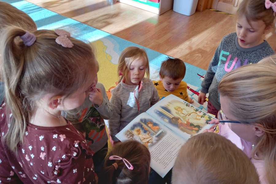 Czytanie_bajki_przez_mame_Roksanki-Grudzień