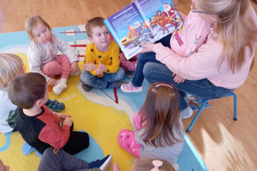 Czytanie_bajki_przez_mame_Roksanki-Grudzień