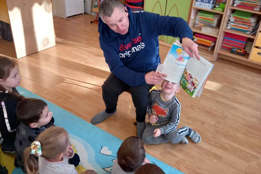 Czytanie bajki przez tatę Kacperka