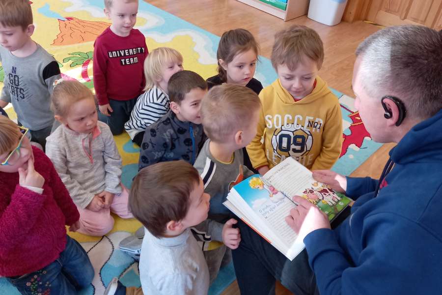 Czytanie bajki przez tatę Kacperka