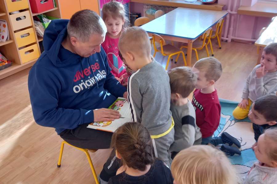 Czytanie bajki przez tatę Kacperka