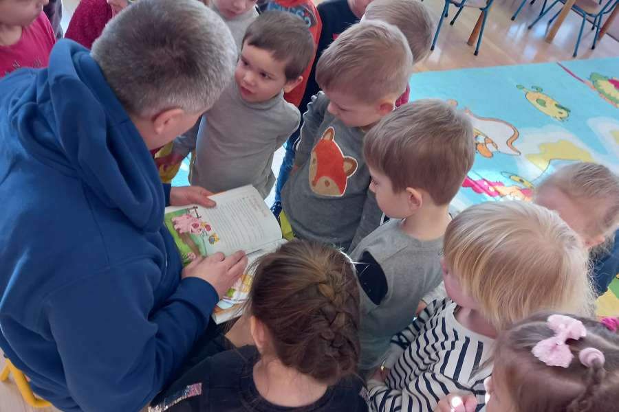 Czytanie bajki przez tatę Kacperka