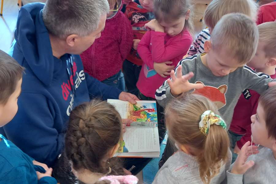 Czytanie bajki przez tatę Kacperka