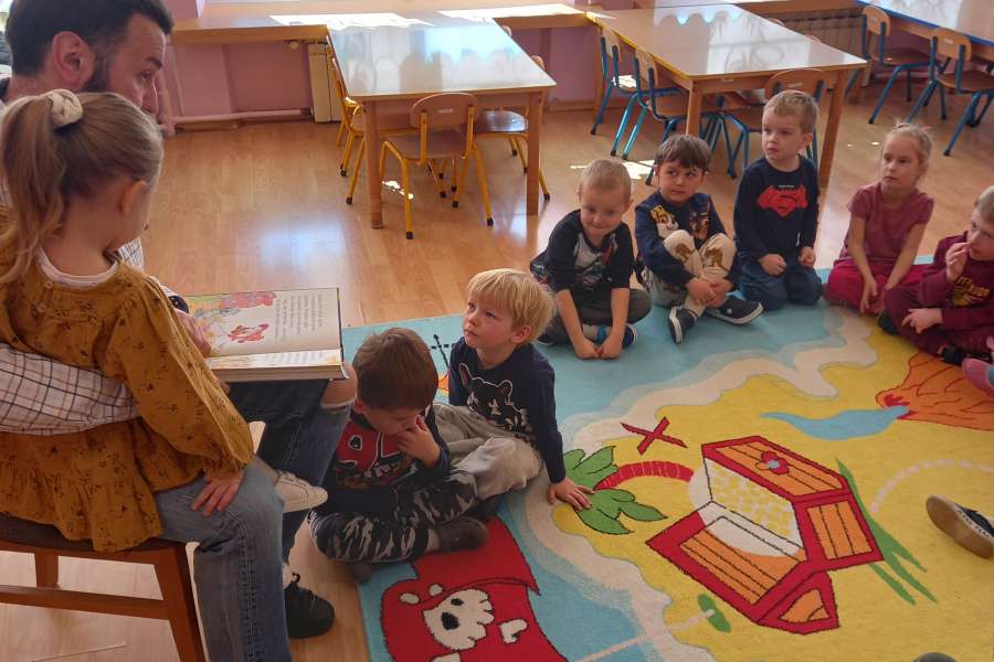 Czytanie_bajki_w_ramach_projektu_ Maly_miś-3-22