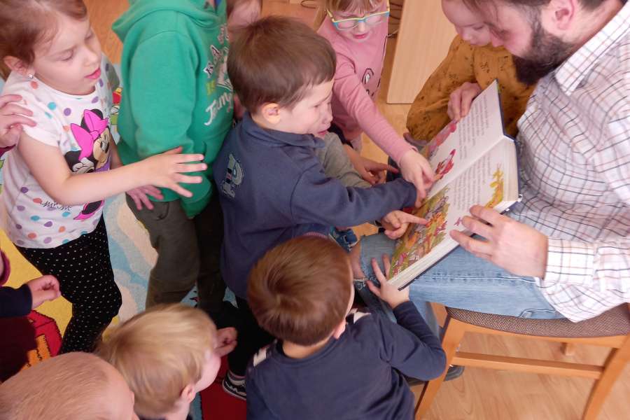 Czytanie_bajki_w_ramach_projektu_ Maly_miś-3-22