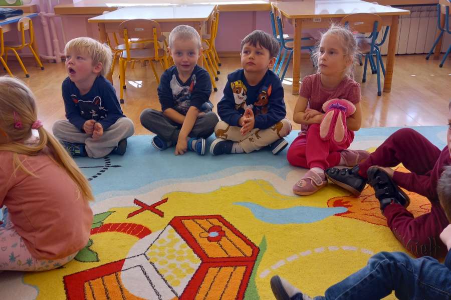 Czytanie_bajki_w_ramach_projektu_ Maly_miś-3-22