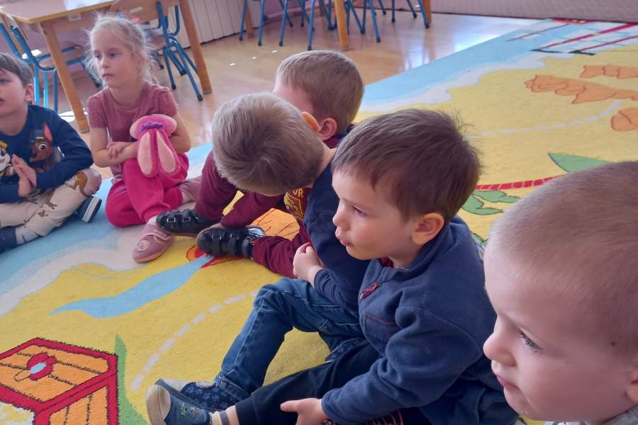 Czytanie_bajki_w_ramach_projektu_ Maly_miś-3-22