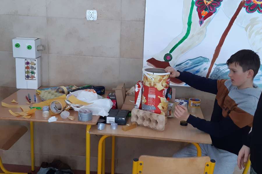 SZALONY ROBOT PRACE PLASTYCZNO –TECHNCZNE UCZNIÓW KLASY 3
