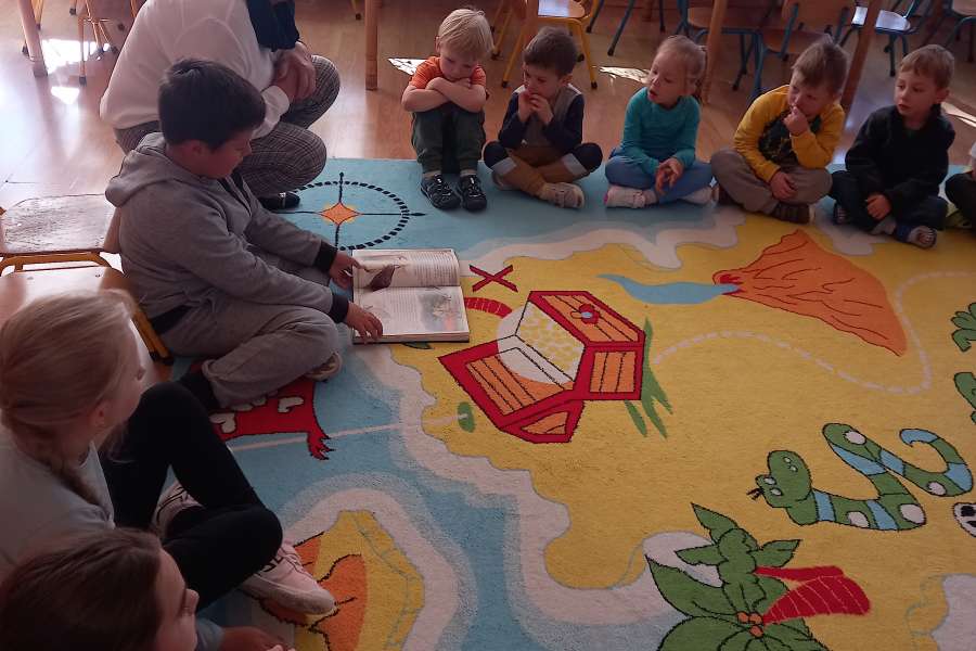 Wizyta drugiej klasy w grupie Krasnoludków